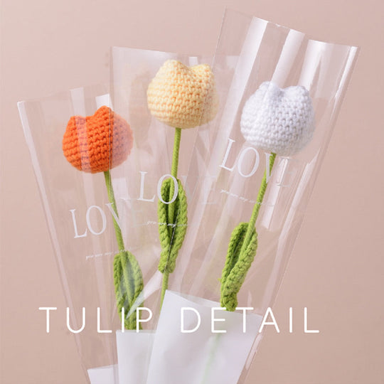 Käsin neulotut tulppaani kukat kodinsisustamiseen