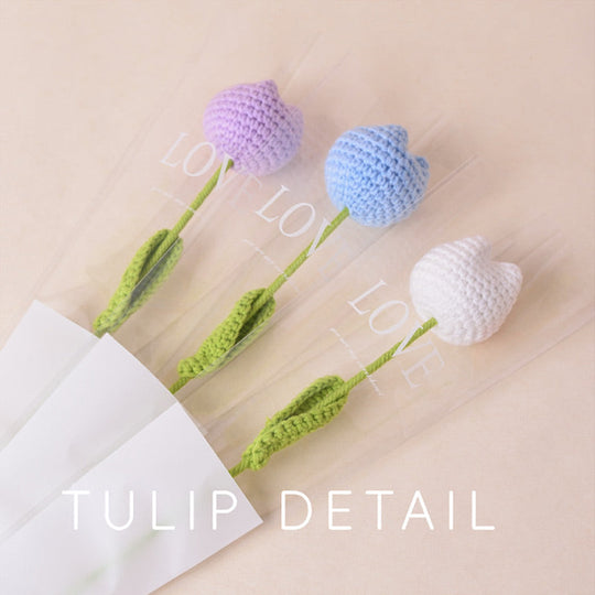 Käsin neulotut tulppaani kukat kodinsisustamiseen
